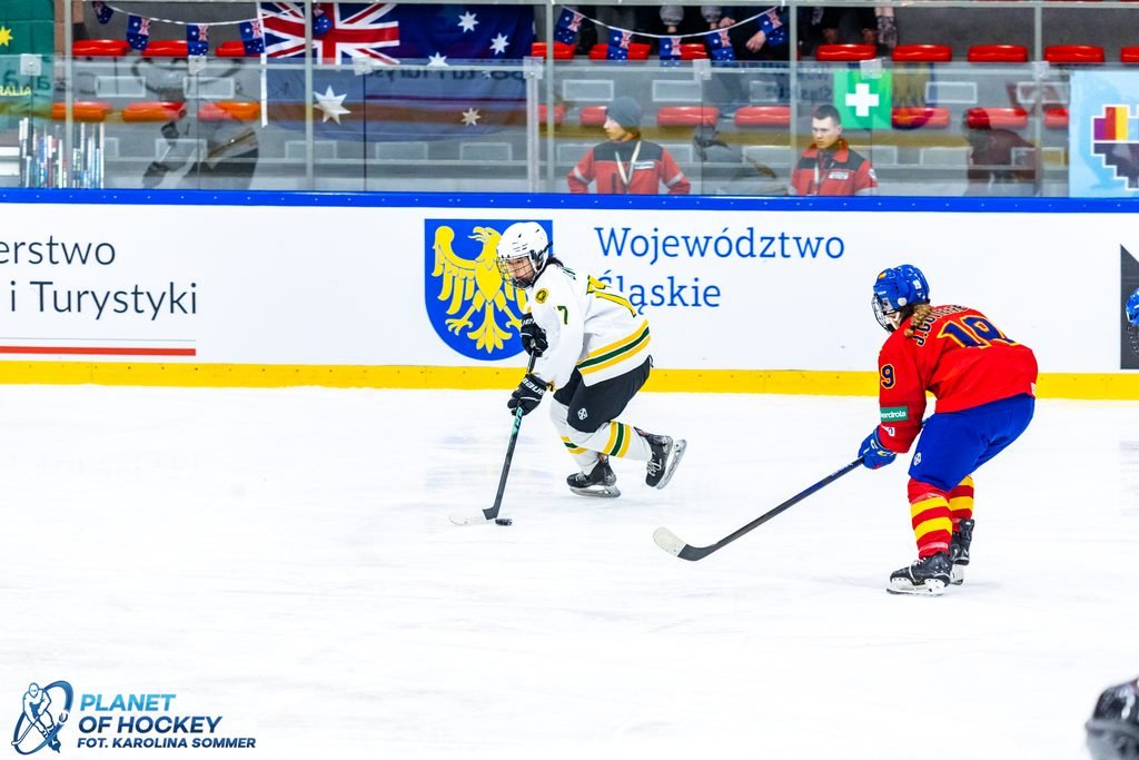 Jasmine Chen playing defence for Australia U18 Women's Ice Hockey team. (Photo: Karolina Sommer)
